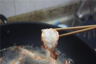 炸虾的时候用小火，把虾炸至外酥里嫩捞起来待用