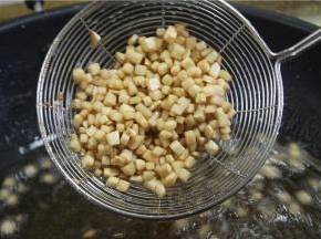 然后七成油温时下分别把杏鲍菇丁，冬笋丁，五花肉丁、香菇丁水分炸干，然后捞起来把油沥掉。