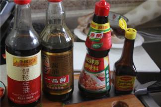 调料调味，用东古酱油、美极、辣鲜露、生抽