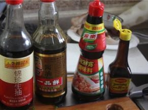 调料调味，用东古酱油、美极、辣鲜露、生抽