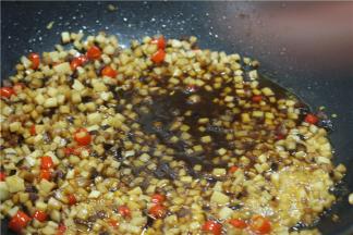 掺少量水20克左右，调成酱汁倒入锅内