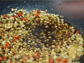 掺少量水20克左右，调成酱汁倒入锅内