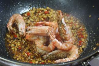 倒入大虾，大火收汁