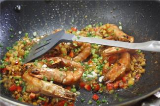 再洒葱花，香油