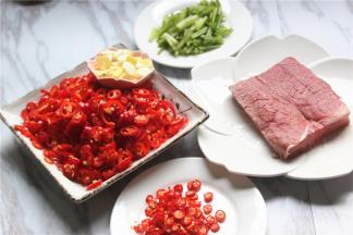 这道菜要选牛里脊肉，肉质紧实，一定要买新鲜的，新鲜的牛肉是很红亮的，没有水分，颜色发白就是放了一段时间的肉，红一点的肉会更新鲜。