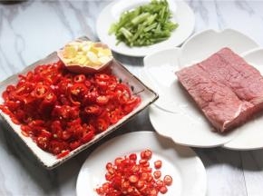 这道菜要选牛里脊肉，肉质紧实，一定要买新鲜的，新鲜的牛肉是很红亮的，没有水分，颜色发白就是放了一段时间的肉，红一点的肉会更新鲜。