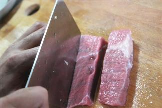 剃掉白色的筋膜