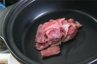 牛肉切成0.5mm的薄片，太薄了一炒就碎，太厚了就炒不入味，而且会很老。切肉的刀要与肉的纹理垂直