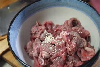 切好的牛肉加少许的盐，味精，生抽调味