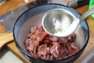 然后加嫩肉粉、淀粉和蛋清，加少量的水