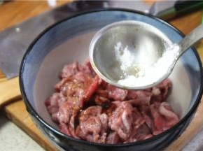 然后加嫩肉粉、淀粉和蛋清，加少量的水