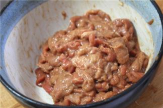 抓拌至牛肉表面上浆