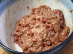 抓拌至牛肉表面上浆