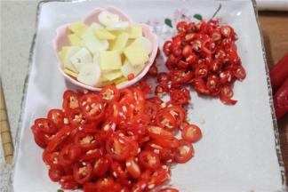 姜蒜切片，美人椒和小米辣切成圈，香菜切成节