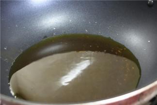 锅内倒多一点的油，烧至5成热之后倒入牛肉划油