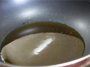 锅内倒多一点的油，烧至5成热之后倒入牛肉划油