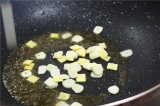 锅内留底油，分次放入姜、蒜炒出香味