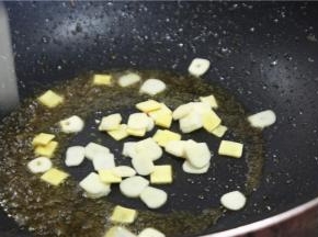 锅内留底油，分次放入姜、蒜炒出香味