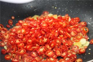 然后下入美人椒和小米辣炒出辣味