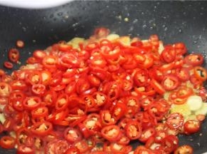 然后下入美人椒和小米辣炒出辣味