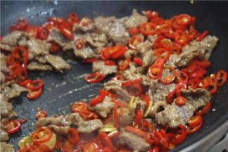 倒入美极鲜和辣鲜露，放入牛肉翻炒均匀