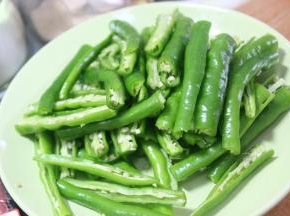 二荆条洗净从中间对剖，炒出来更加好看，辣椒可以卷起来配合肉的形状，同时还方便去籽