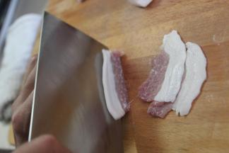 五花肉去皮，切成0.5mm的薄片。如果五花肉带皮，做出来的口感就会硬