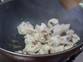锅内到适量油，油热之后放入五花肉大火煸炒至微微透明。肉也不要煎的太过，微微透明就可以，煎的时间太久肉质会变老。