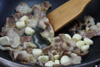 加入大蒜，爆炒出香味