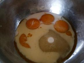 蛋黄加10g糖，40g油，和40g牛奶，拌匀，饼干油乳分离，筛入低粉。拌匀，备用。烤箱预热上火150，下火140。