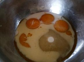 蛋黄加10g糖，40g油，和40g牛奶，拌匀，饼干油乳分离，筛入低粉。拌匀，备用。烤箱预热上火150，下火140。