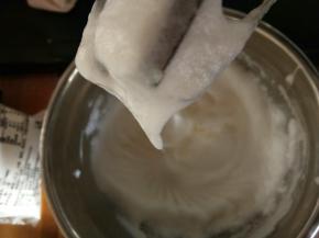 蛋清分三次加糖，打发至大弯钩状态即可