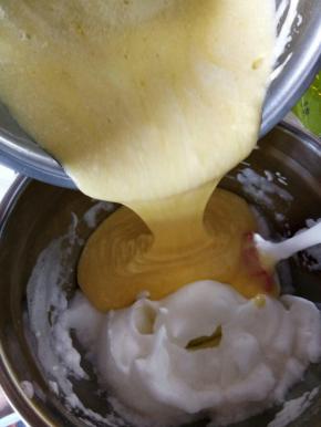 拌匀的蛋黄糊倒回蛋白中，切拌均匀