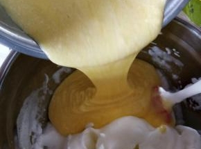 拌匀的蛋黄糊倒回蛋白中，切拌均匀