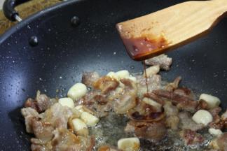 加入少许生抽和老抽，炒匀出锅。