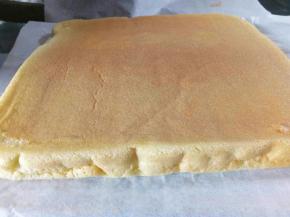 出炉后倒扣撕去油纸，放凉，备用