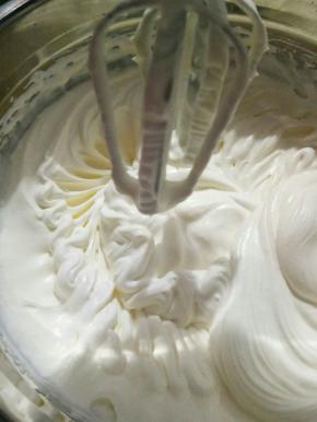 这时候我们来打奶油，150g淡奶油。加15g糖，打发至硬性，
