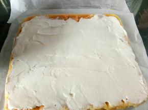 均匀的涂抹于放凉的蛋糕上，抹平，头部抹厚一点，