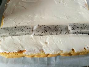 摆上水果，再把剩下的奶油，抹在水果上，借助擀面杖，卷起