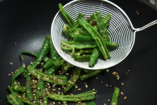 然后用漏勺，筛出辣椒籽