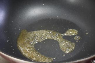 锅里再重新倒入少许油