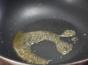 锅里再重新倒入少许油