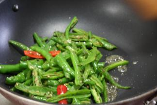 先放炒好的辣椒，炒香
