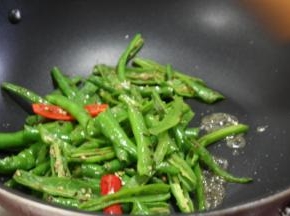 先放炒好的辣椒，炒香