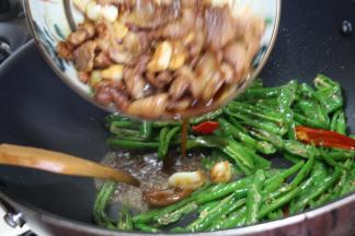 加入之前炒好的肉