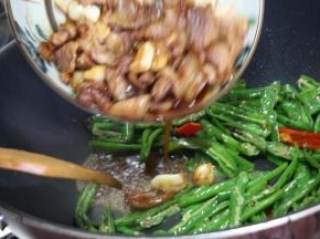加入之前炒好的肉