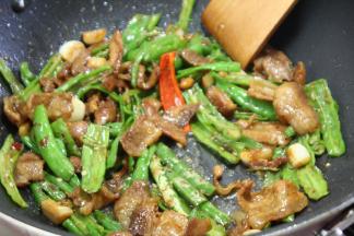 根据口味加入少许的盐调味，炒匀