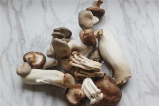 准备好杏鲍菇、香菇、海鲜菇、白玉菇、平菇或是其他蘑菇