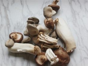 准备好杏鲍菇、香菇、海鲜菇、白玉菇、平菇或是其他蘑菇
