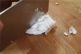 所有的蘑菇洗净之后，去掉根部